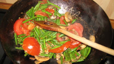 brechbohnen-tomaten-pilzgemüse im wok